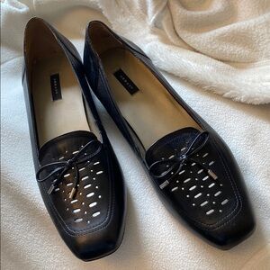 Array Women's Black Loafers with bow detail. Size 12W